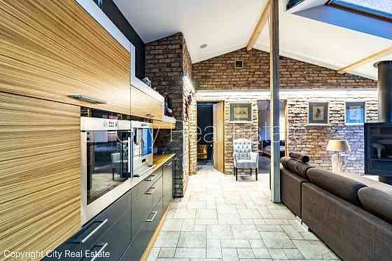 Фасадный дом, реновированный дом, вход с улицы, лифт, терасса, окна выходят в обе Rīga