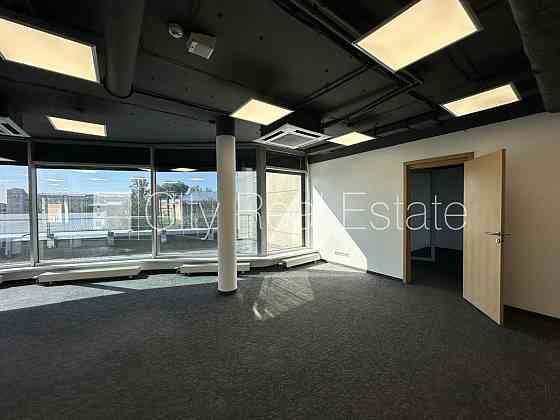 Новостройка, благоустроенная озеленённая территория, подъездная дорога покрыта Rīga