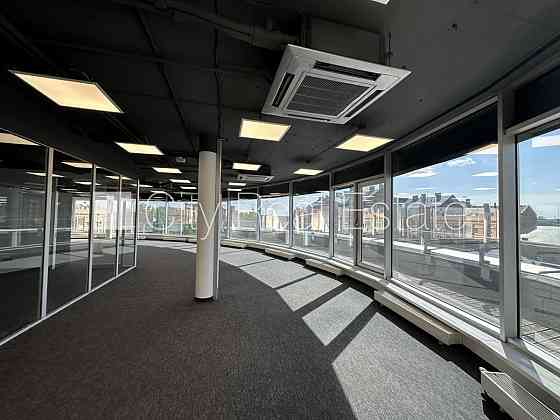 Новостройка, благоустроенная озеленённая территория, подъездная дорога покрыта Rīga