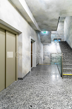 Новостройка, закрытый двор, вход со двора, лифт, балкон 1,80 м2, окна выходят во двор, Рига - изображение 11