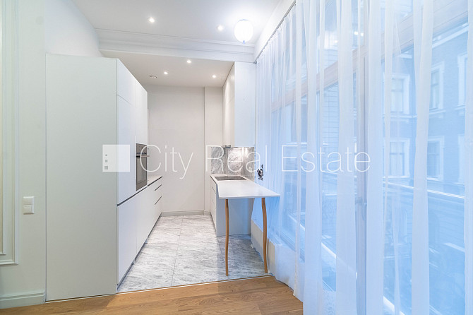 Новостройка, закрытый двор, вход со двора, лифт, балкон 1,80 м2, окна выходят во двор, Рига - изображение 1