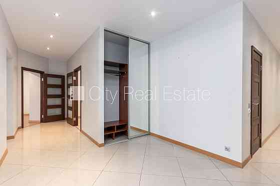 Фасадный дом, вход с улицы, лифт, окна выходят в обе стороны дома, высота потолков Рига