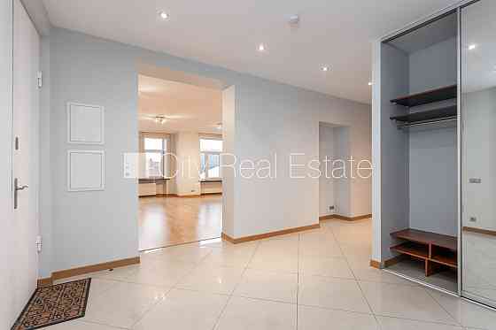 Фасадный дом, вход с улицы, лифт, окна выходят в обе стороны дома, высота потолков Рига