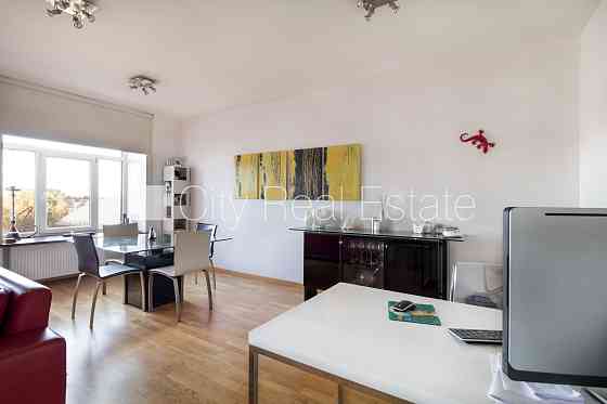 Фасадный дом, вход с улицы, лифт, окна выходят в обе стороны дома, высота потолков Рига