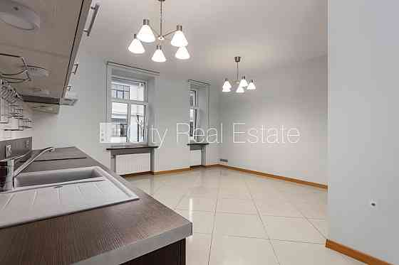 Фасадный дом, вход с улицы, лифт, окна выходят в обе стороны дома, высота потолков Рига