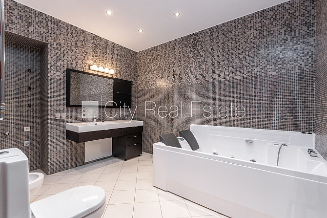 Фасадный дом, вход с улицы, лифт, окна выходят в обе стороны дома, высота потолков Рига - изображение 12