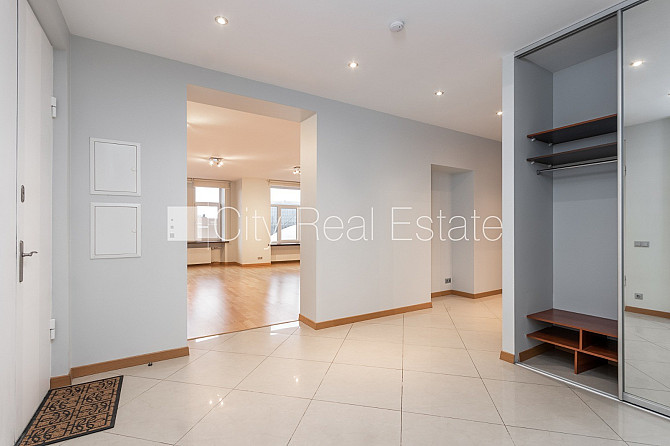 Фасадный дом, вход с улицы, лифт, окна выходят в обе стороны дома, высота потолков Рига - изображение 6