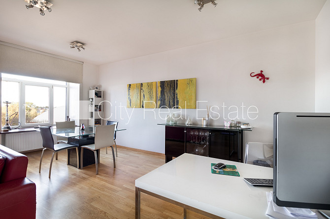 Фасадный дом, вход с улицы, лифт, окна выходят в обе стороны дома, высота потолков Рига - изображение 3