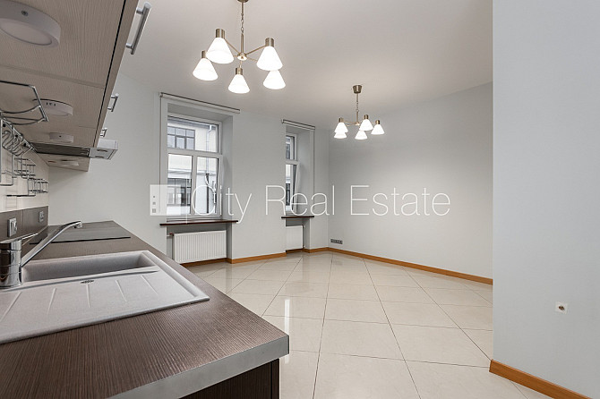 Фасадный дом, вход с улицы, лифт, окна выходят в обе стороны дома, высота потолков Рига - изображение 1