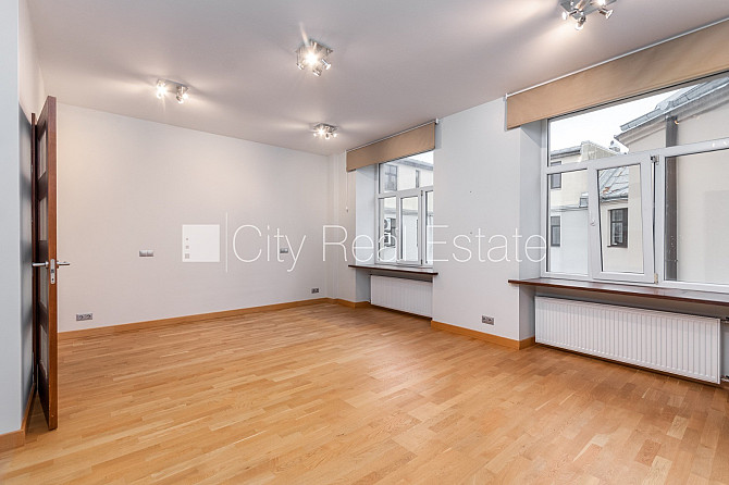 Фасадный дом, вход с улицы, лифт, окна выходят в обе стороны дома, высота потолков Рига - изображение 9