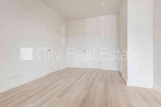 Земля в собственности, фасадный дом, реновированный дом, закрытый двор, лифт, Rīga