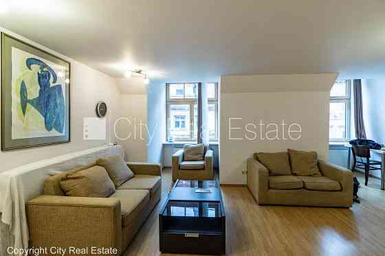 Фасадный дом, реставрированный дом, вход с улицы, мансарда, окна выходят в обе Rīga