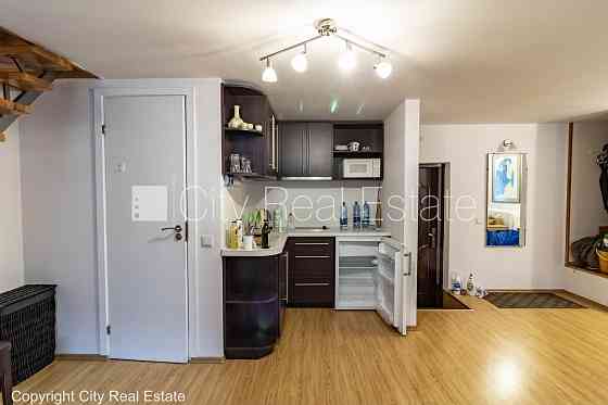 Фасадный дом, реставрированный дом, вход с улицы, мансарда, окна выходят в обе Rīga