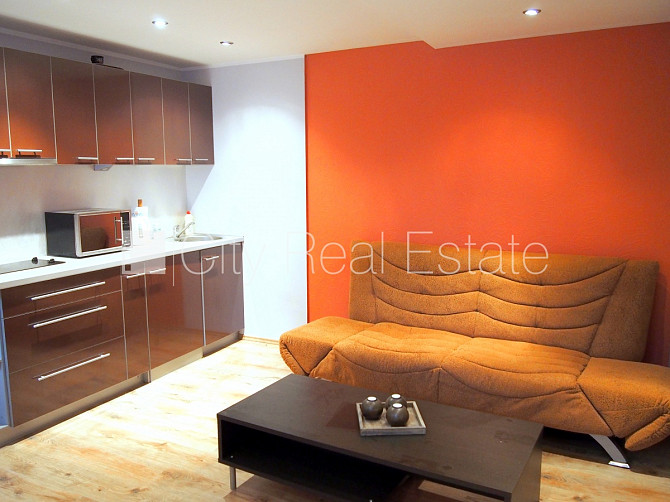 Fasādes māja, restaurēta māja, ieeja no ielas, kāpņu telpa pēc kosmētiskā remonta, logi Rīga - foto 2