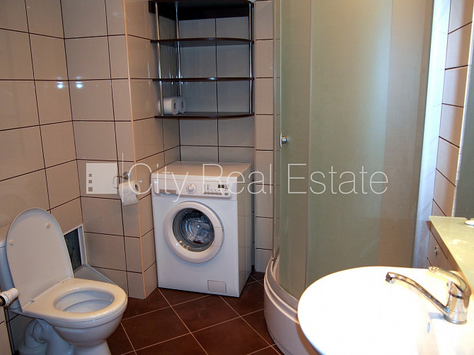 Fasādes māja, restaurēta māja, ieeja no ielas, kāpņu telpa pēc kosmētiskā remonta, logi Rīga - foto 7