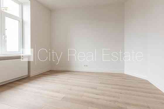 Земля в собственности, фасадный дом, реновированный дом, закрытый двор, лифт, Rīga