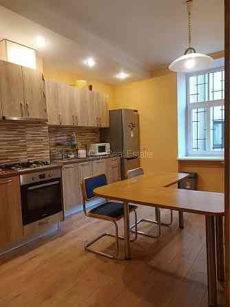 Фасадный дом, реставрированный дом, место для машины, лестничная клетка после Rīga