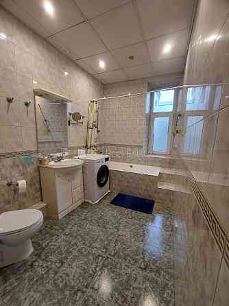 Фасадный дом, реставрированный дом, место для машины, лестничная клетка после Rīga