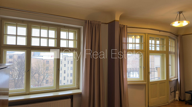 Fasādes māja, ieeja no ielas, ir lifts, balkons, studio tipa, virtuve apvienota ar viesistabu, Rīga - foto 10