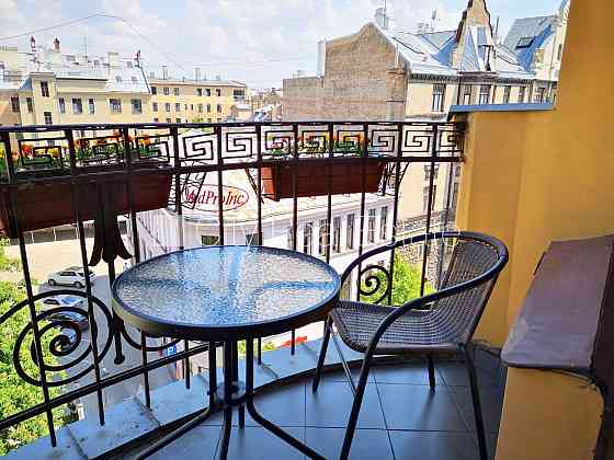 Фасадный дом, вход с улицы, лифт, балкон, студио, кухня объединена с гостинной, Рига