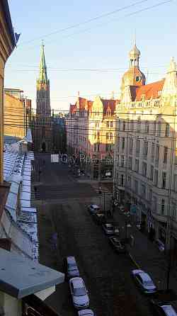 Фасадный дом, вход с улицы, лифт, балкон, студио, кухня объединена с гостинной, Рига