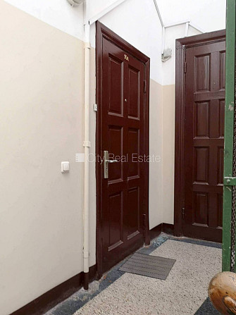 Фасадный дом, вход с улицы, лифт, балкон, студио, кухня объединена с гостинной, Рига - изображение 15