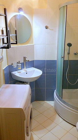 Фасадный дом, вход с улицы, лифт, балкон, студио, кухня объединена с гостинной, Рига - изображение 12