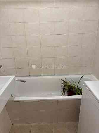 Фасадный дом, благоустроенная озеленённая территория, бесплатная стоянка во Рига