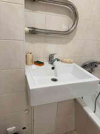 Фасадный дом, благоустроенная озеленённая территория, бесплатная стоянка во Рига