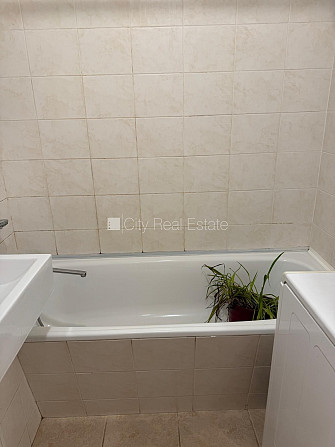 Фасадный дом, благоустроенная озеленённая территория, бесплатная стоянка во Рига - изображение 5