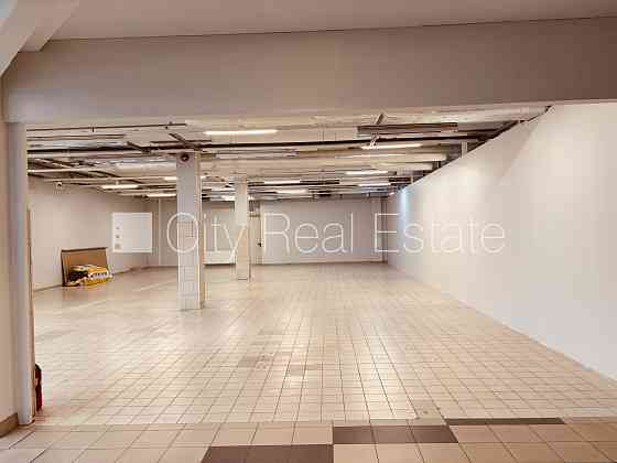 Места для нескольких машин, вход с улицы и со двора, система кондиционирования Rīga