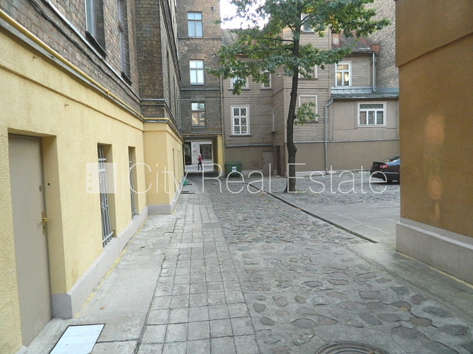 Pagalma ēka, bruģēts piebraucamais ceļš, ieeja no pagalma, kāpņu telpa bez remonta, istabas Rīga - foto 17