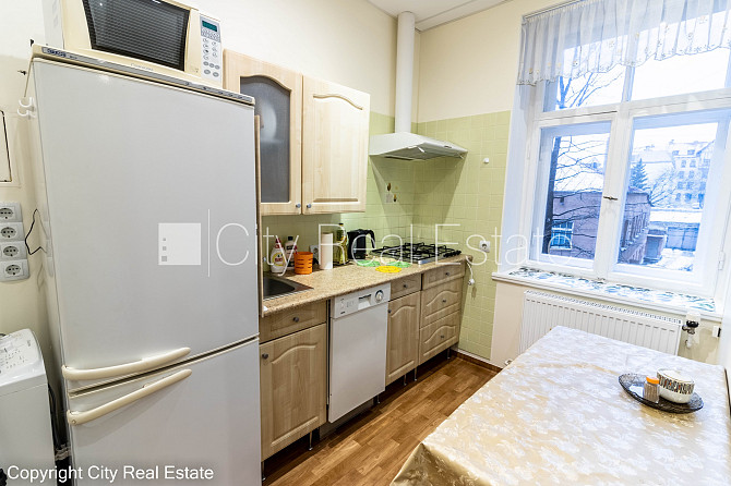 Pagalma ēka, bruģēts piebraucamais ceļš, ieeja no pagalma, kāpņu telpa bez remonta, istabas Rīga - foto 8