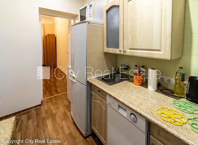 Pagalma ēka, bruģēts piebraucamais ceļš, ieeja no pagalma, kāpņu telpa bez remonta, istabas Rīga - foto 7