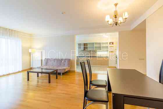 Проект - Panorama Plaza (Панорама Плаза), благоустроенный озеленённый двор, во дворе Rīga