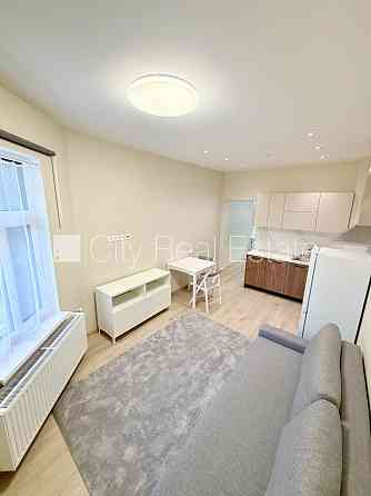 Фасадный дом, реновированный дом, закрытый двор, территория обнесена забором, Rīga