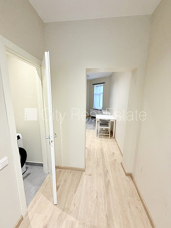 Fasādes māja, renovēta māja, slēgts pagalms, iežogota teritorija, bezmaksas stāvvieta Rīga - foto 9