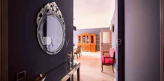 Здание во дворе, кирпичные стены, фасад с декоративной штукатуркой, Рига