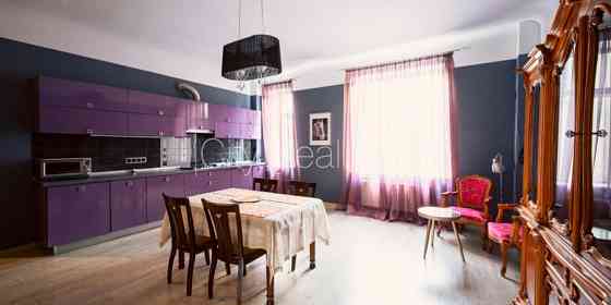 Здание во дворе, кирпичные стены, фасад с декоративной штукатуркой, Рига