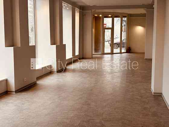 Фасадный дом, закрытый двор, отопление - воздушный теплонасос, бойлер для горячей Рига