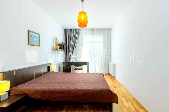 Новостройка, фасадный дом, благоустроенная озеленённая территория, гараж на одну Рига