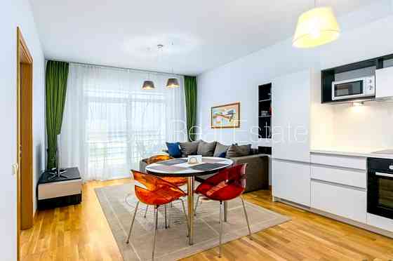 Новостройка, фасадный дом, благоустроенная озеленённая территория, гараж на одну Рига