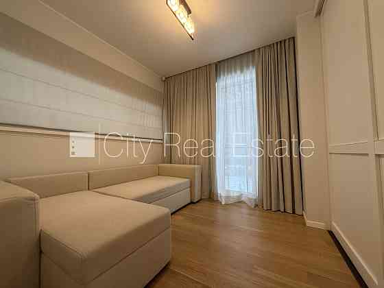 Новостройка, кирпичные стены, благоустроенная озеленённая территория, закрытая Юрмала