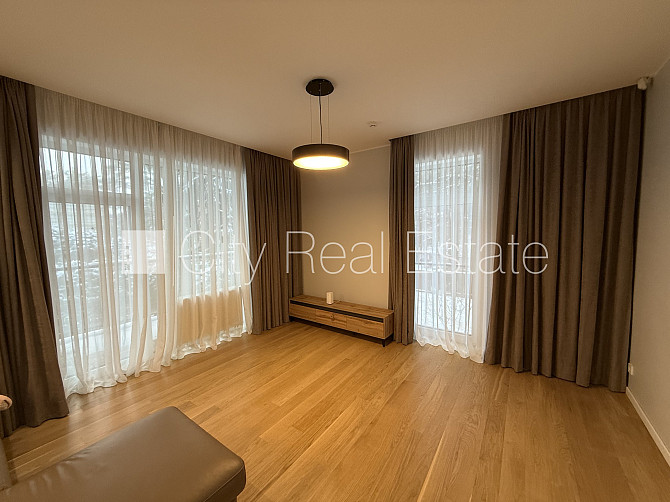 Новостройка, кирпичные стены, благоустроенная озеленённая территория, закрытая Юрмала - изображение 3