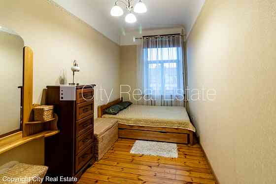 Дом во дворе, закрытый двор, место для машины, студио, кухня объединена с Rīga