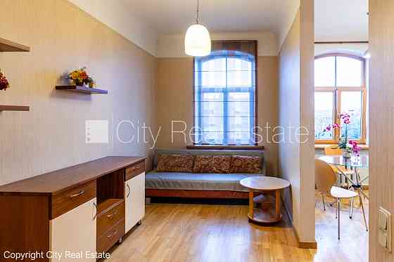 Дом во дворе, закрытый двор, место для машины, студио, кухня объединена с Rīga