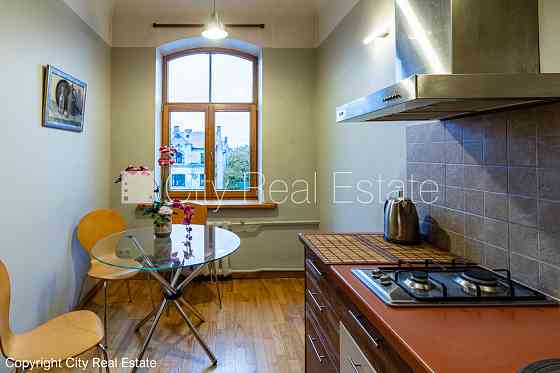 Дом во дворе, закрытый двор, место для машины, студио, кухня объединена с Rīga