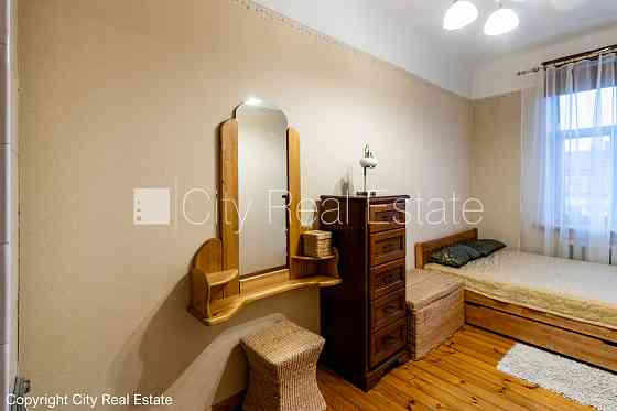 Дом во дворе, закрытый двор, место для машины, студио, кухня объединена с Rīga