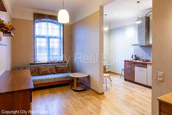 Дом во дворе, закрытый двор, место для машины, студио, кухня объединена с Rīga