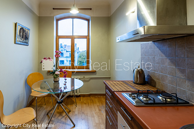 Дом во дворе, закрытый двор, место для машины, студио, кухня объединена с Рига - изображение 3